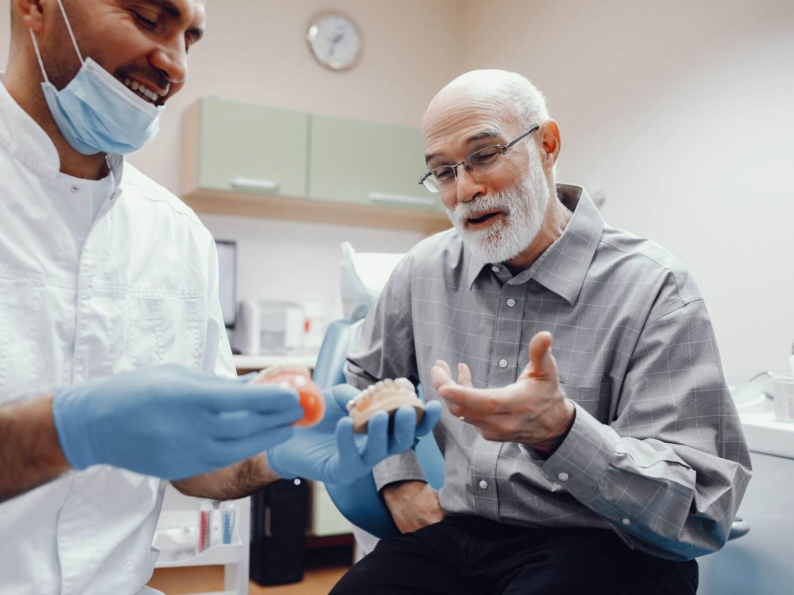 4 Advantages Of Getting Implant-Supported Dentures